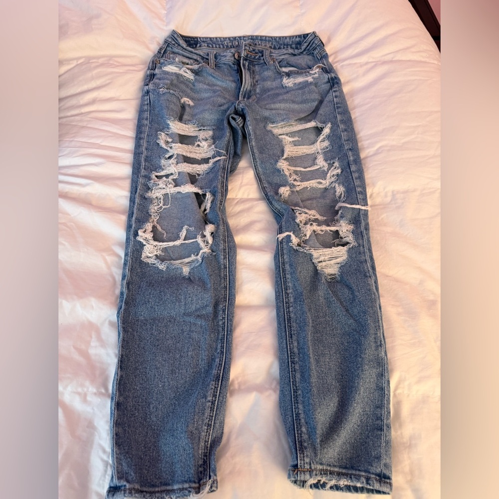American Eagle Outfitters Women’s Light Blue Distressed Mom Jeans